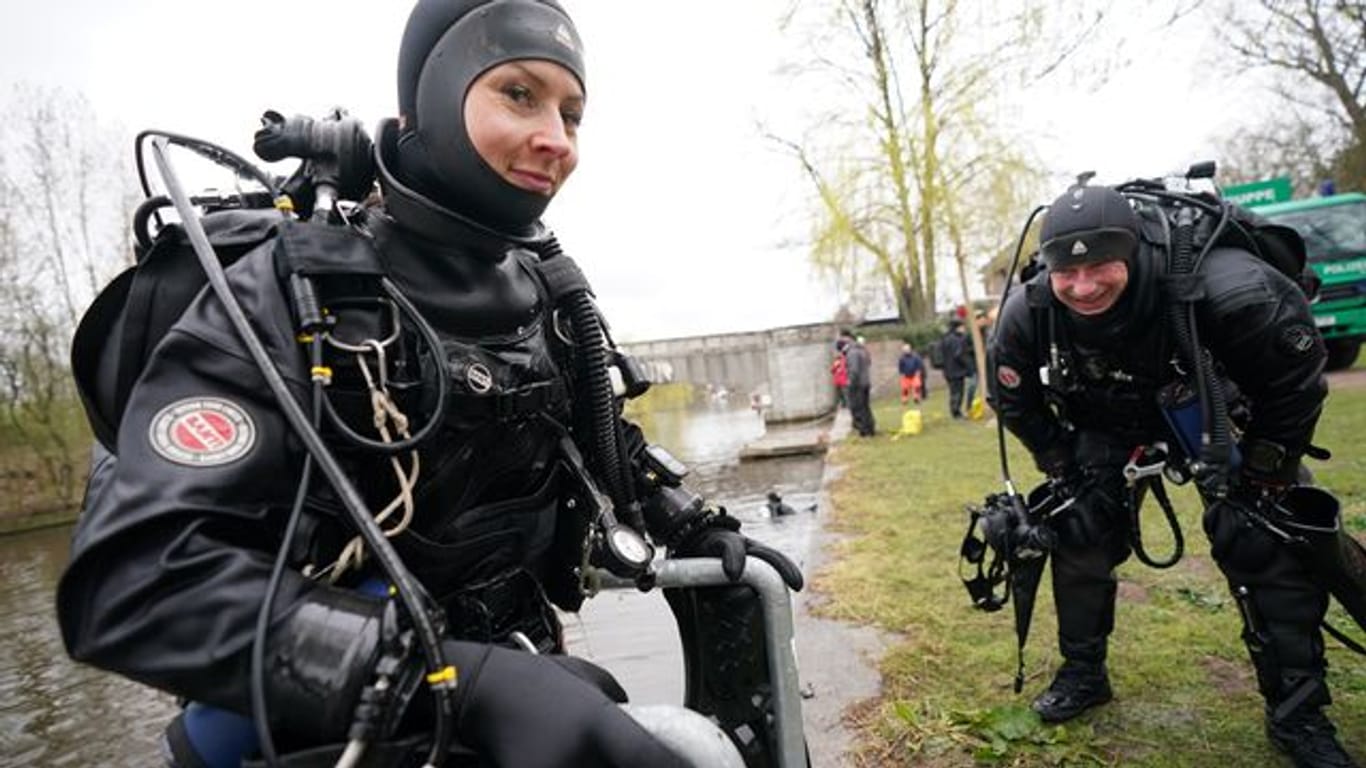 Eine Polizeitaucherin steigt nach ihrem Tauchgang aus der Alster: 15 Taucher waren im Einsatz.