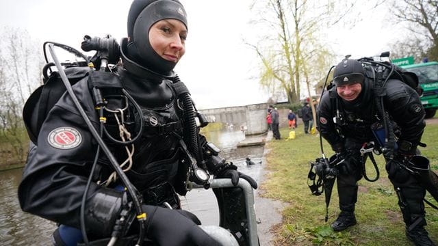 Eine Polizeitaucherin steigt nach ihrem Tauchgang aus der Alster: 15 Taucher waren im Einsatz. Eine Polizeitaucherin steigt nach ihrem Tauchgang aus der Alster: 15 Taucher waren im Einsatz.