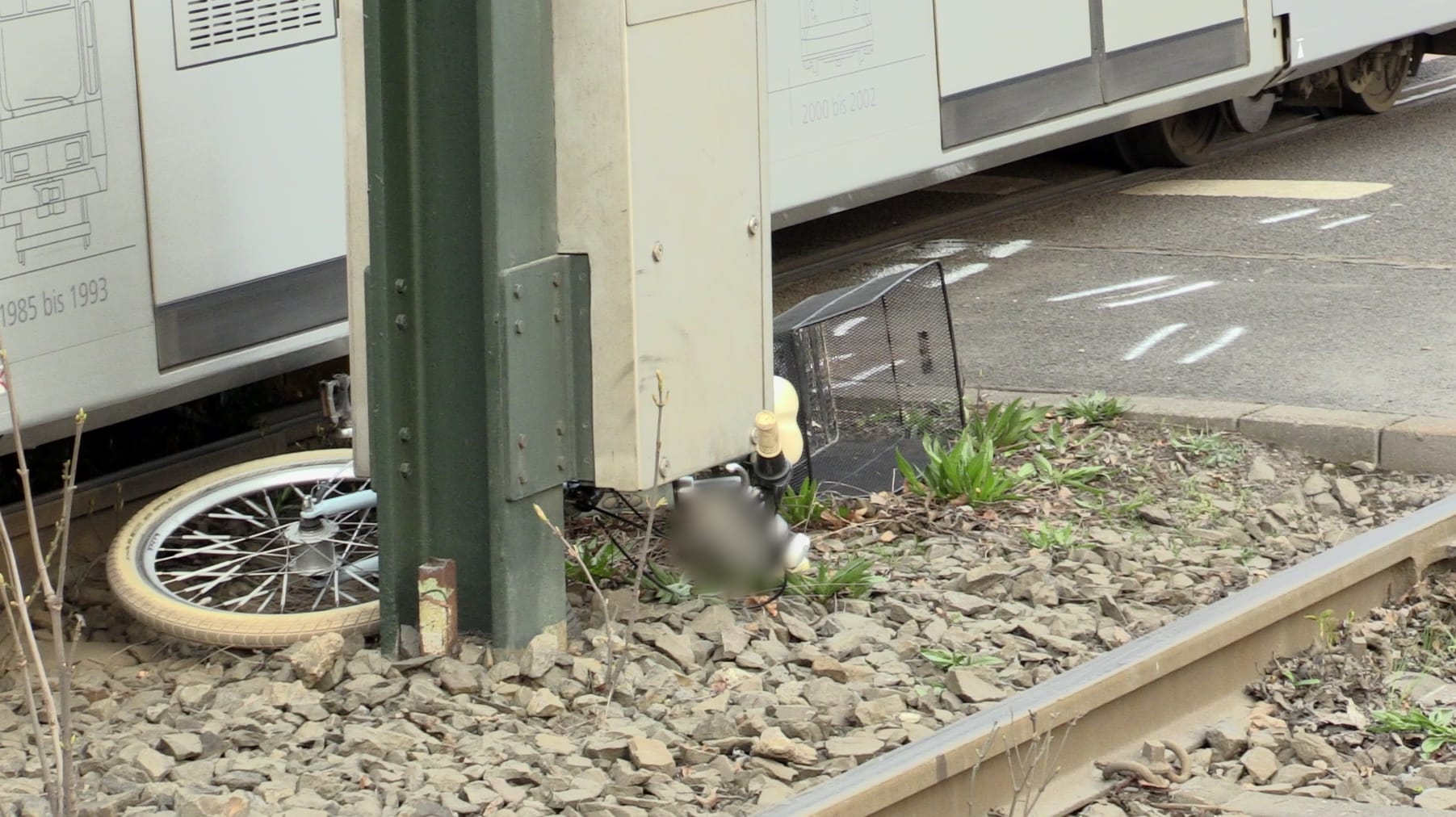 Das Fahrrad des Mädchens liegt neben der Straßenbahn: Nach dem Unfall wurde es mit dem Notarzt ins Krankenhaus gebracht. Das Fahrrad des Mädchens liegt neben der Straßenbahn: Nach dem Unfall wurde es mit dem Notarzt ins Krankenhaus gebracht.