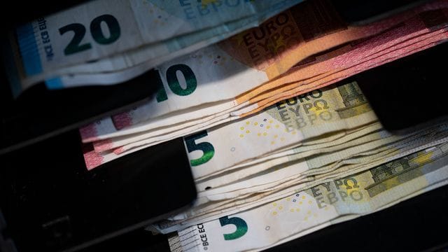 Der Euro verliert noch mehr an Wert: Die jährliche Teuerungsrate kletterte im März auf 7,3 Prozent. Der Euro verliert noch mehr an Wert: Die jährliche Teuerungsrate kletterte im März auf 7,3 Prozent.
