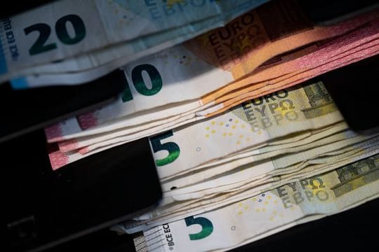 Der Euro verliert noch mehr an Wert: Die jährliche Teuerungsrate kletterte im März auf 7,3 Prozent. Der Euro verliert noch mehr an Wert: Die jährliche Teuerungsrate kletterte im März auf 7,3 Prozent.