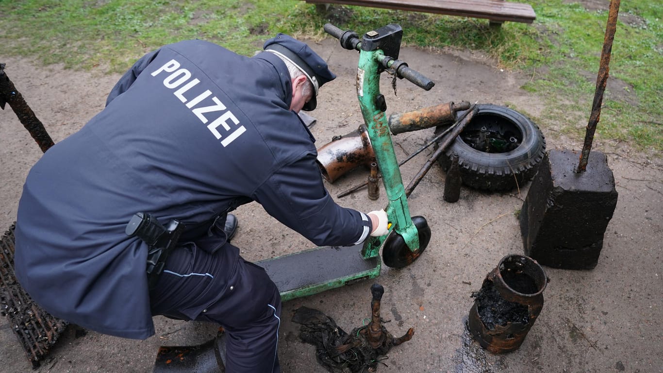 Ein Polizeibeamter überprüft einen E-Scooter, der von Tauchern während des "Mülltauchens" in der Alster gefunden wurde.
