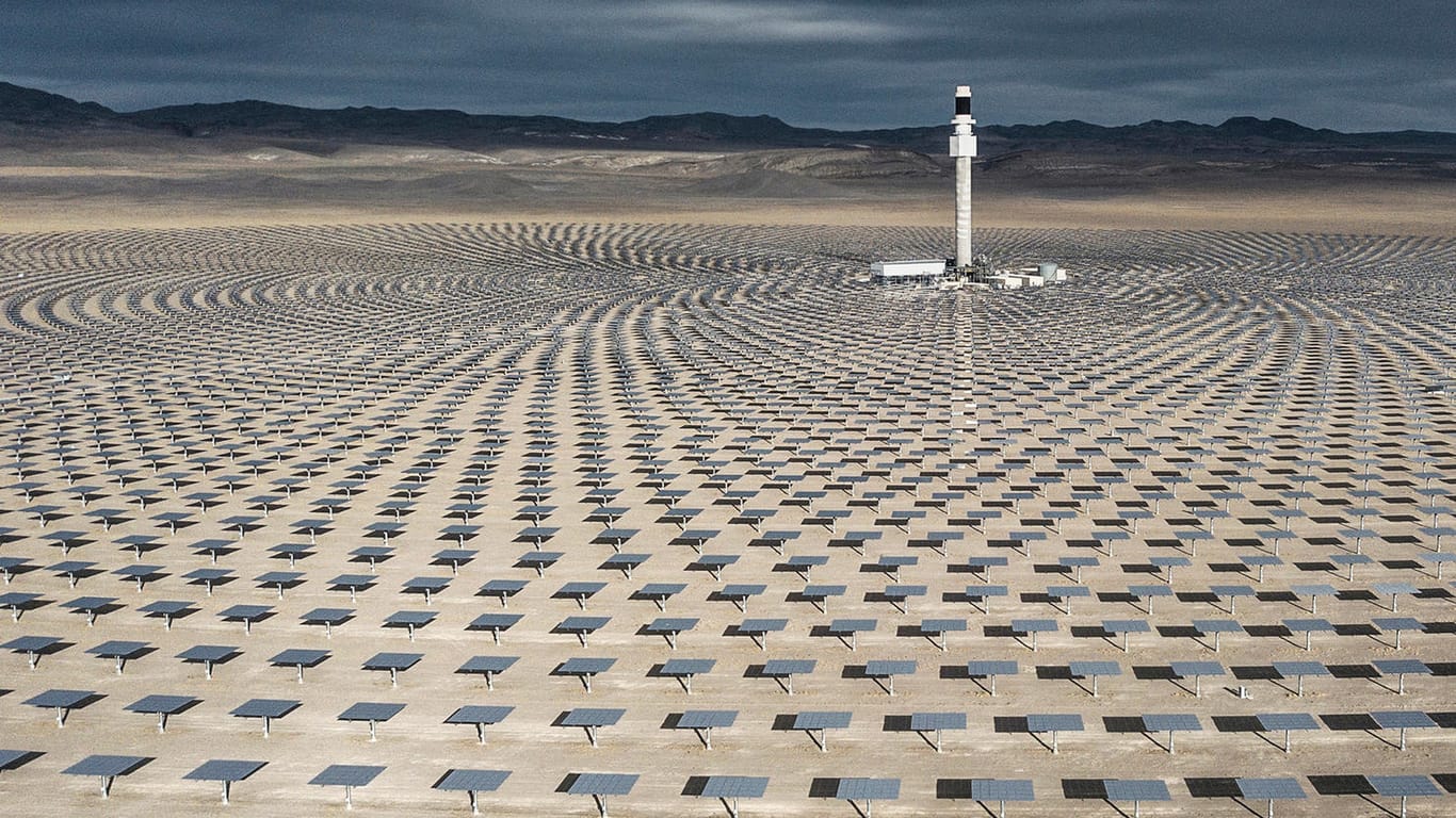 Eine innovative Solaranlage im US-Bundesstaat Nevada: Der Stromverbrauch steigt weltweit enorm. Experten gehen davon aus, dass Wind- und Photovoltaikanlagen massiv zugebaut werden müssen, um der Nachfrage standzuhalten.
