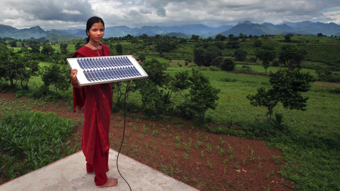 Meenakshi Dewan ist Photovoltaik-Ingenieurin im ostindischen Bundesstaat Orissa. Noch generiert Indien nur rund 8 Prozent seiner Elektrizität aus Sonne und Wind. Einige Dörfer beziehen ihren Strom aber bereits ausschließlich aus Solarzellen.