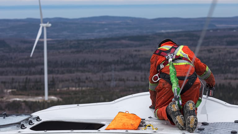 100 Meter über dem Boden: Ein Monteur in Quebec, Kanada, schraubt ein neues Windrad zusammen.