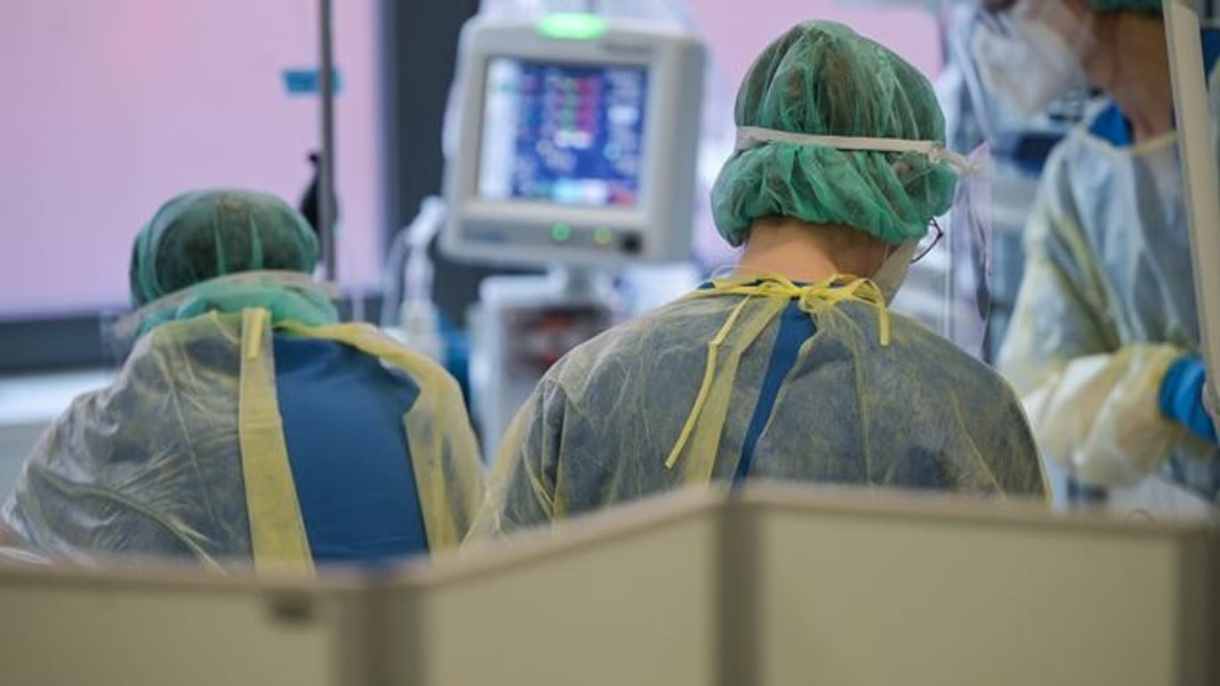 Die Bundesregierung will 500 Millionen Euro an 837 Krankenhäuser auszahlen, die das Geld gestaffelt an die Krankenpflegekräfte verteilen sollen.