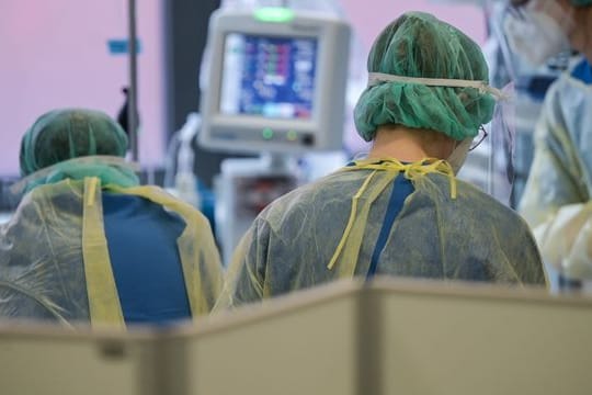 Die Bundesregierung will 500 Millionen Euro an 837 Krankenhäuser auszahlen, die das Geld gestaffelt an die Krankenpflegekräfte verteilen sollen.