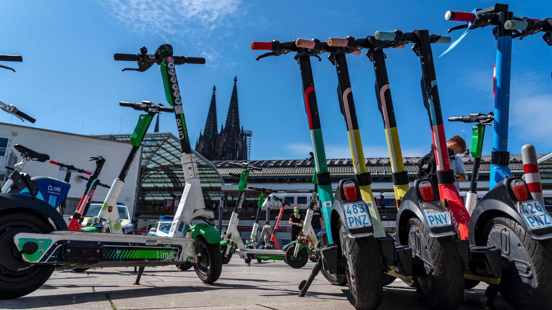 Köln, Breslauer Platz: Ein buntes Sammelsurium von E-Scooter-Marken steht vor dem Hauptbahnhof. Die Stadt arbeitet zurzeit an einem neuen Konzept zu den E-Rollern.