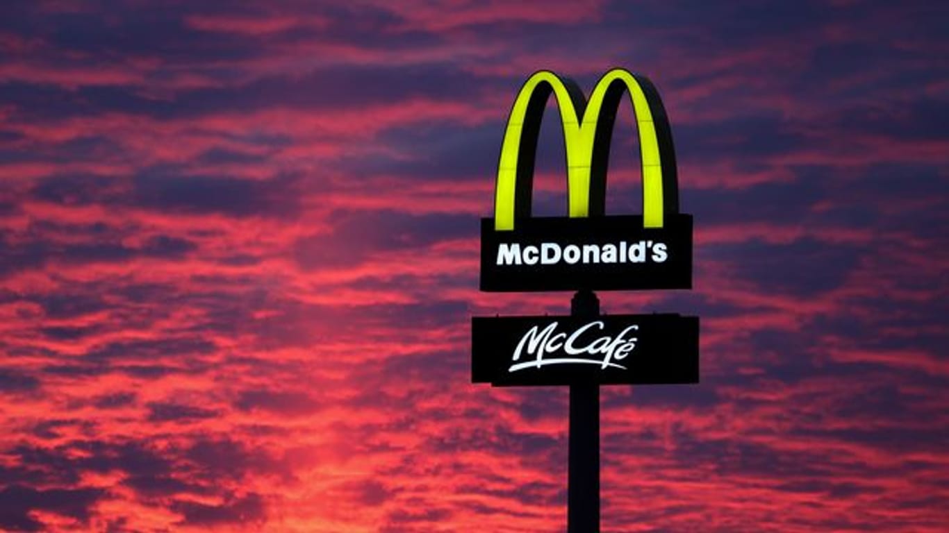 In Tübingen hat sich eine McDonalds-Filiale erfolgreich vor Gericht gegen eine Steuer auf Einweggeschirr gewehrt.