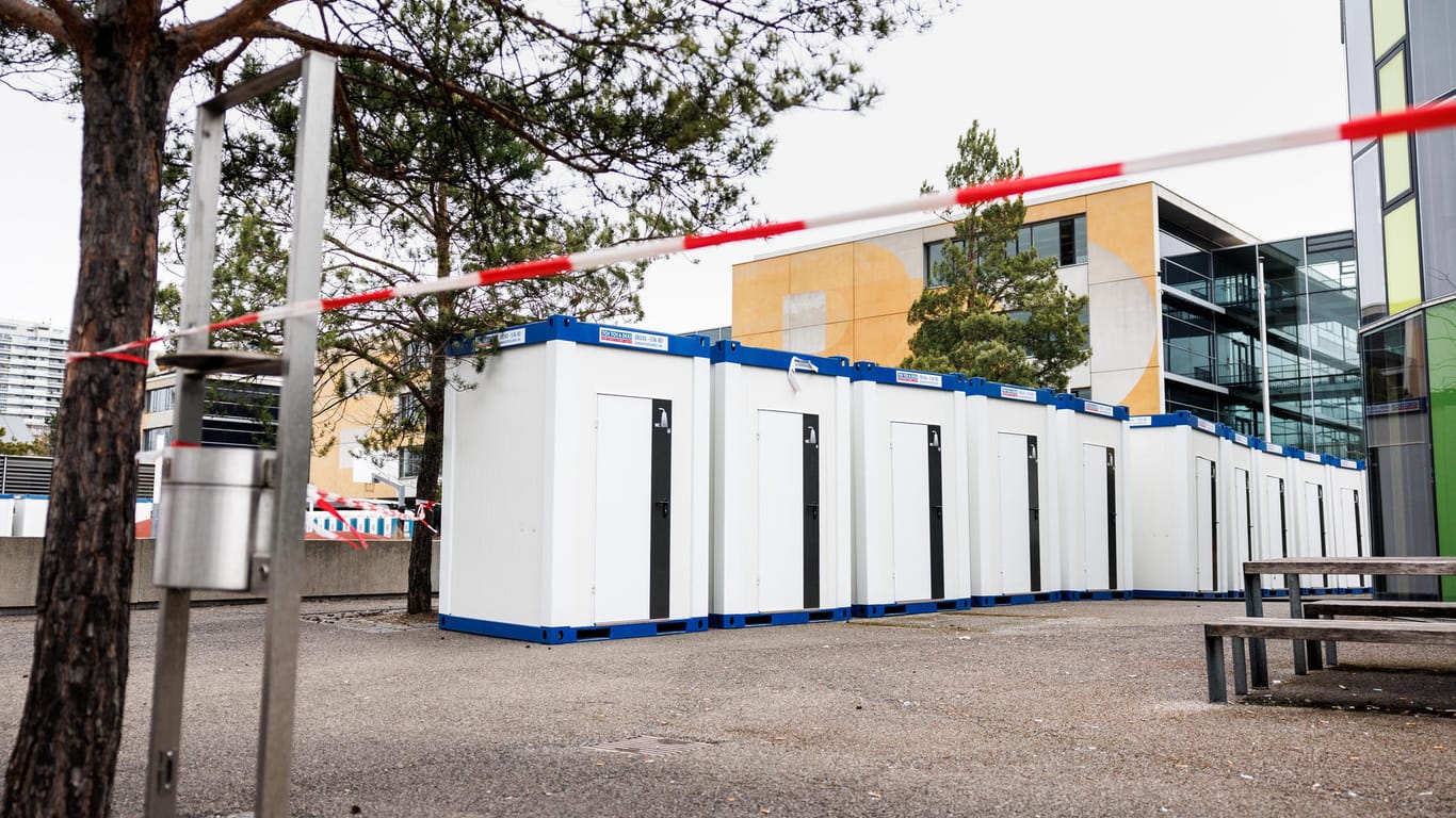 Toilettencontainer an einer Flüchtlings-Notunterkunft (Archivbild): In München schließen Unterkünfte wegen der sinkenden Flüchtlingszahlen.