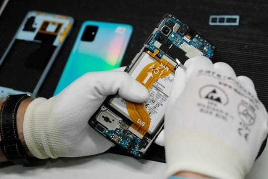 Verbraucher in der EU sollen von austauschbaren Akkus, einfacheren Reparaturen und länger gewährleisteten Softwareupdates profitieren. Verbraucher in der EU sollen von austauschbaren Akkus, einfacheren Reparaturen und länger gewährleisteten Softwareupdates profitieren.