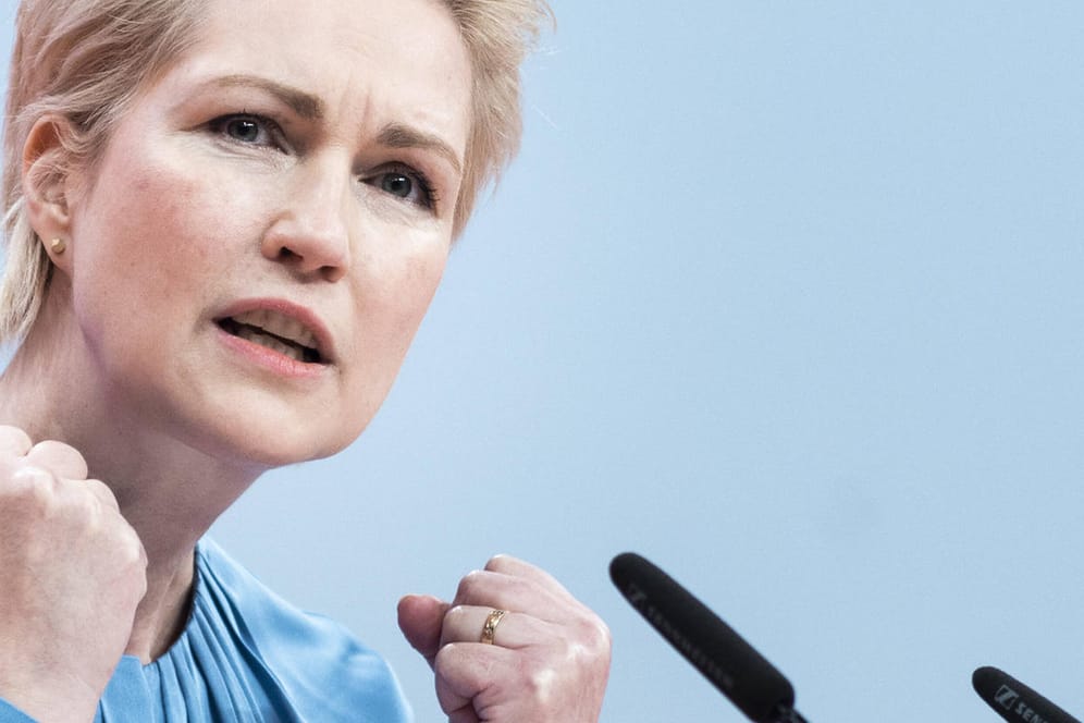 Manuela Schwesig (SPD): Die Ministerpräsidentin von Mecklenburg-Vorpommern räumt Fehler im Umgang mit der Pipeline Nord Stream 2 ein.