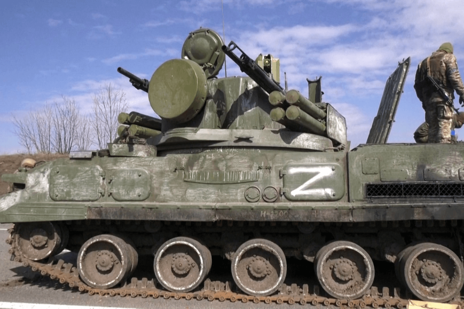 Ukrainische Soldaten erbeuten russische Waffen