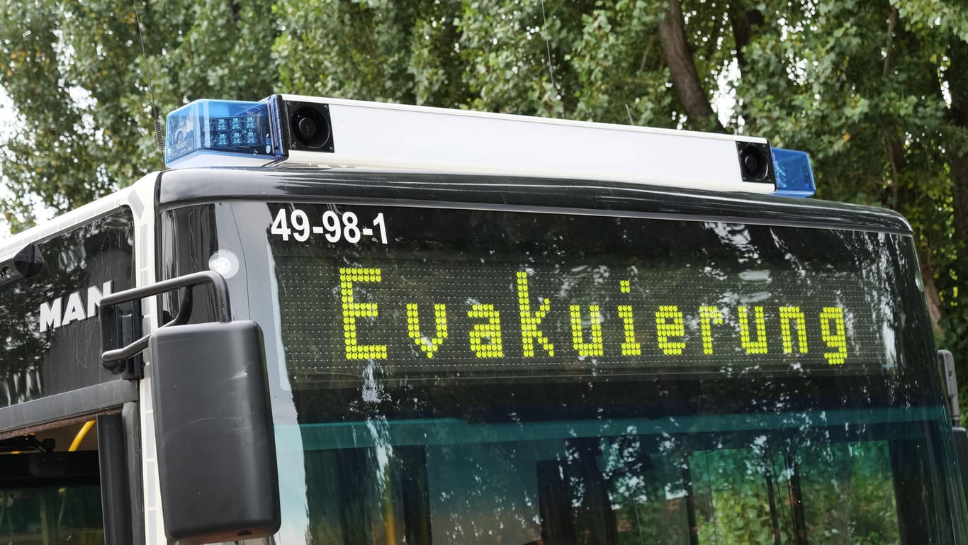 Ein Evakuierungsbus in Hannover (Archivbild): Ab 15 Uhr beginnt am Donnerstag die Evakuierung bei Burg.