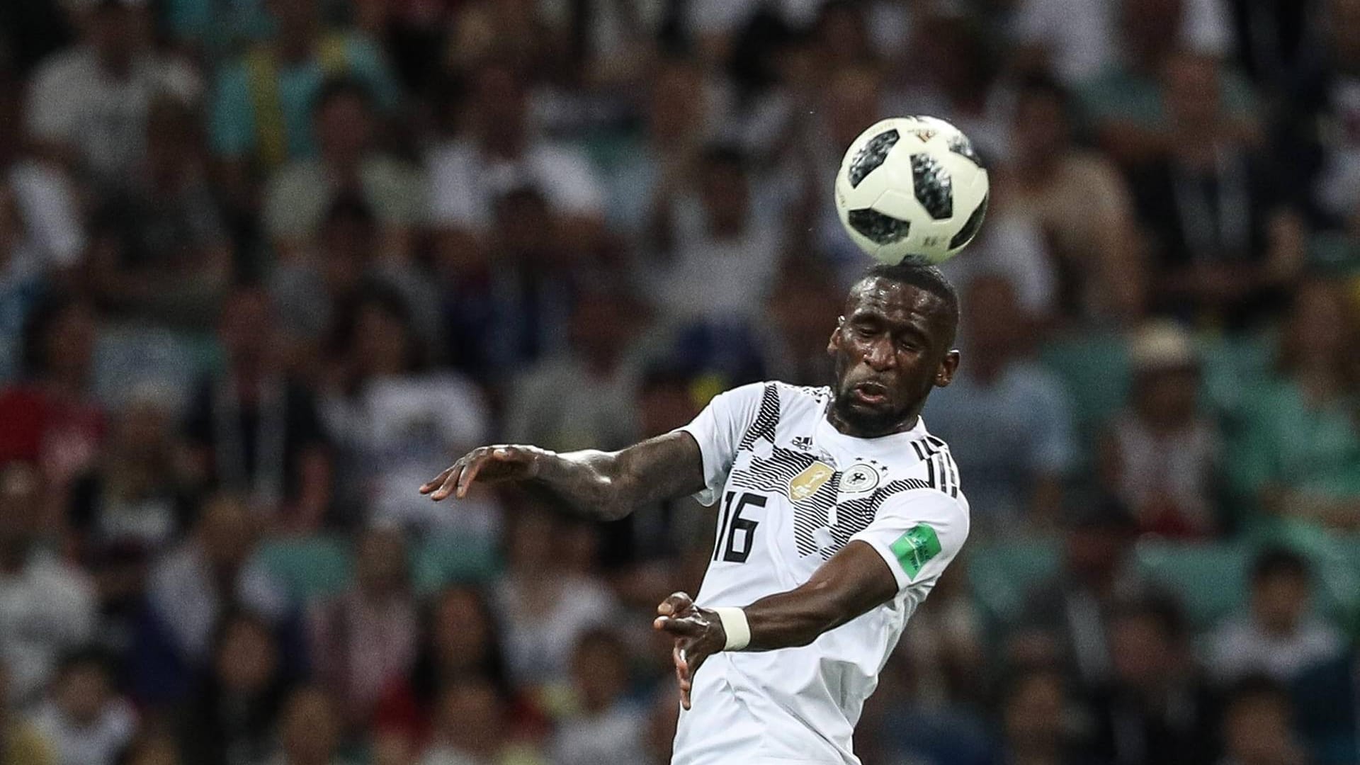 Nationalspieler Antonio Rüdiger köpft bei der WM 2018 den "Telstar 18". In Katar spielen die Teams mit einem neuen Modell.