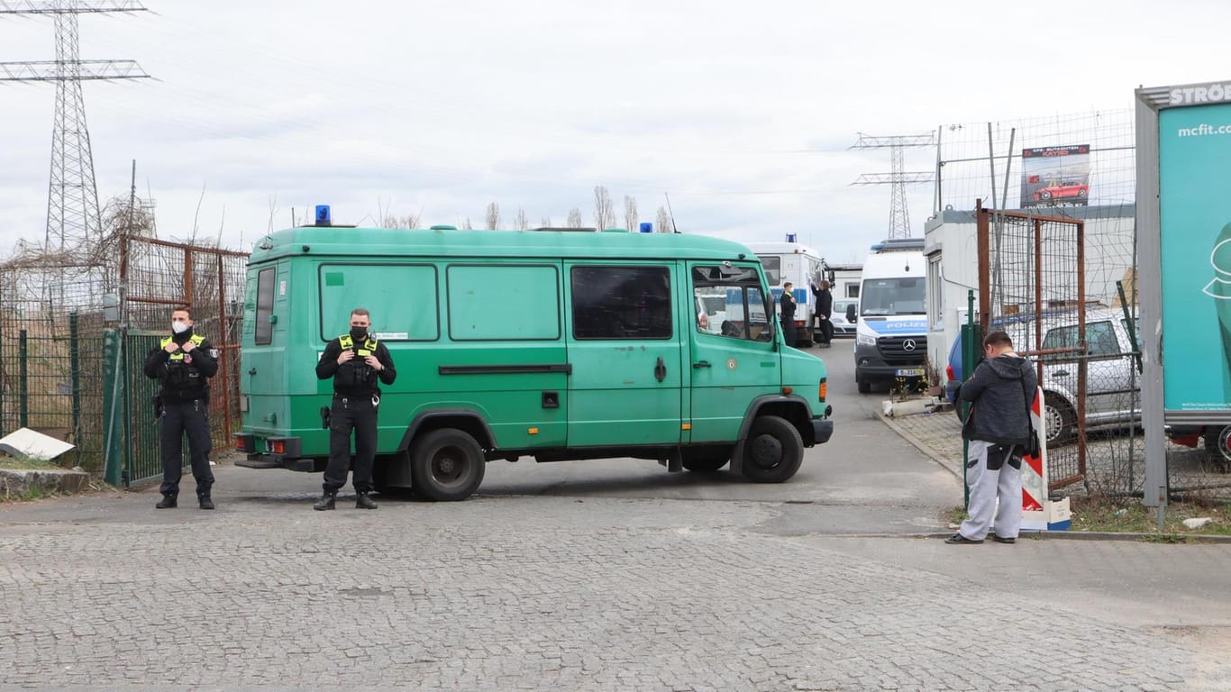 Auch ein Autohandel wurde durchsucht, ein Großaufgebot der Berliner Polizei und Kräfte aus Wiesbaden waren vor Ort: Insgesamt gab es 31 Verdächtige.