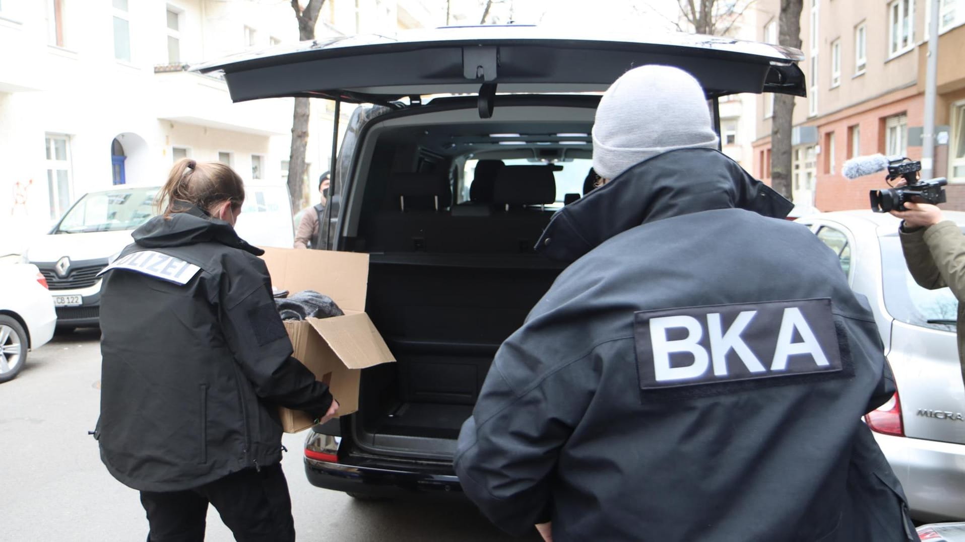 Beamte räumen beschlagnahmte Beweismittel in ein Fahrzeug: Schwerpunkt der bundesweiten Razzia war Berlin. Beamte räumen beschlagnahmte Beweismittel in ein Fahrzeug: Schwerpunkt der bundesweiten Razzia war Berlin.