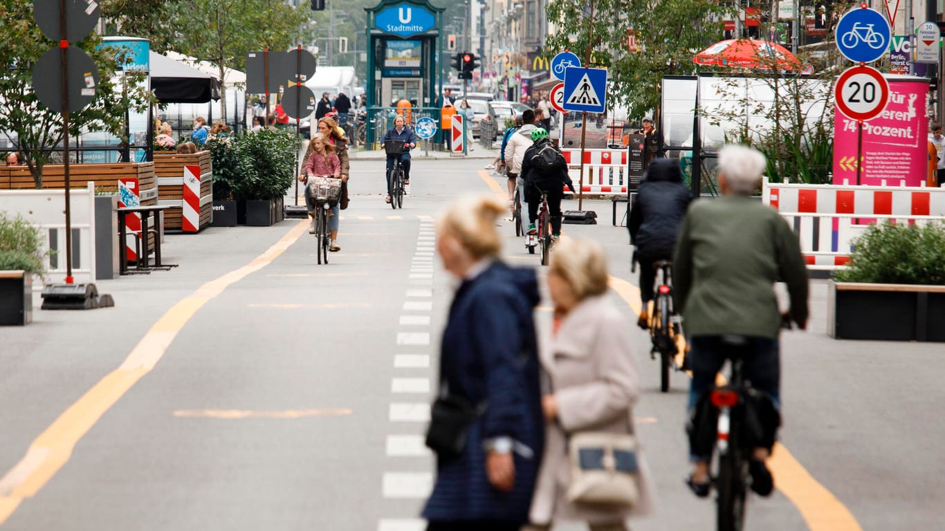 Fahrradfahrer fahren auf der Friedrichstraße auf einem autofreien Abschnitt (Archivbild): Die Grünen wollen einen autofreien Sonntag im Monat, um Energie zu sparen.