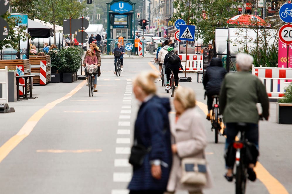 Fahrradfahrer fahren auf der Friedrichstraße auf einem autofreien Abschnitt (Archivbild): Die Grünen wollen einen autofreien Sonntag im Monat, um Energie zu sparen.