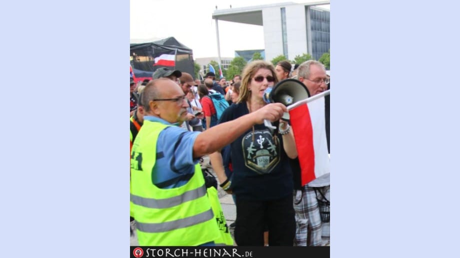 Digitale QAnon-Kriegerin: Tamara K., die den Sturm auf die Reichstagstreppen ausgelöst hatte, in einem T-Shirt mit dem Aufdruck "SFOD Q – Special Forces Online Division Q".