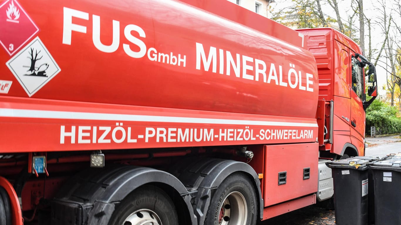 Ein Tanklaster mit Mineralöl (Symbolbild): Die Inflation in Bayern ist so hoch wie seit 50 Jahren nicht. Öl und Gas werden immer teurer.