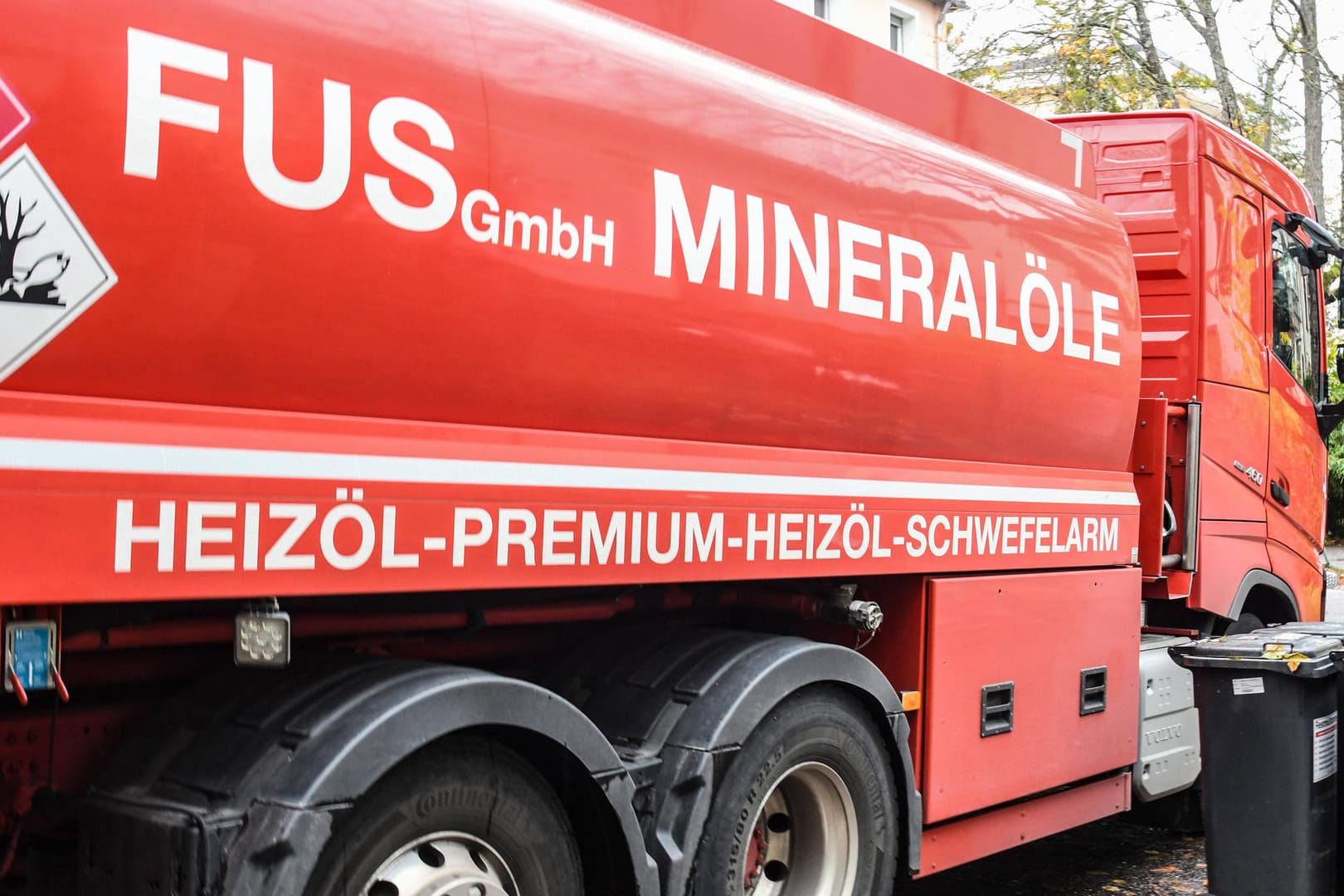 Ein Tanklaster mit Mineralöl (Symbolbild): Die Inflation in Bayern ist so hoch wie seit 50 Jahren nicht. Öl und Gas werden immer teurer.