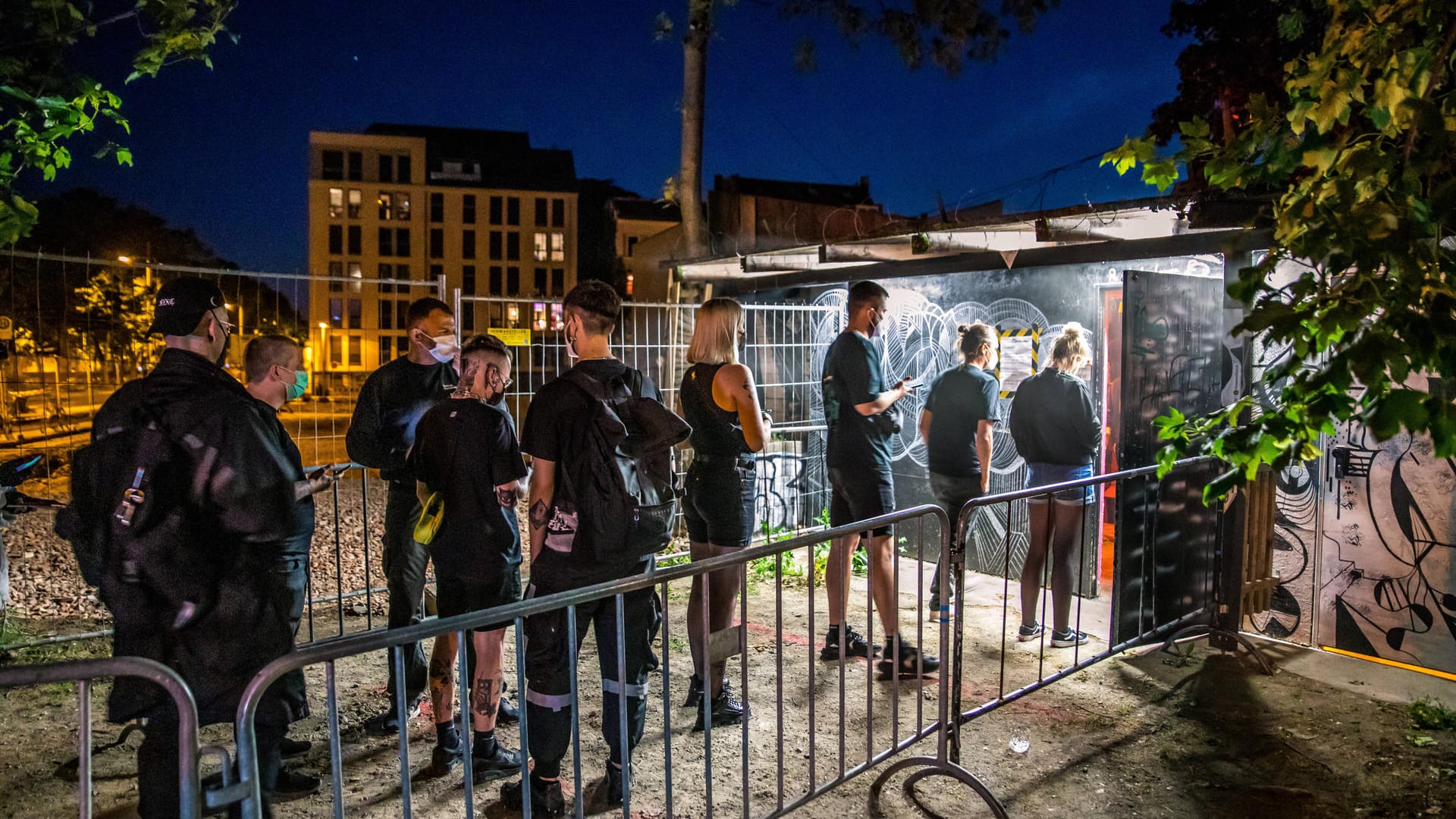 Schlange vor dem Technoclub Distillery in Leipzig: Der 1992 gegründete Club kann erst einmal an seinem alten Standort bleiben.