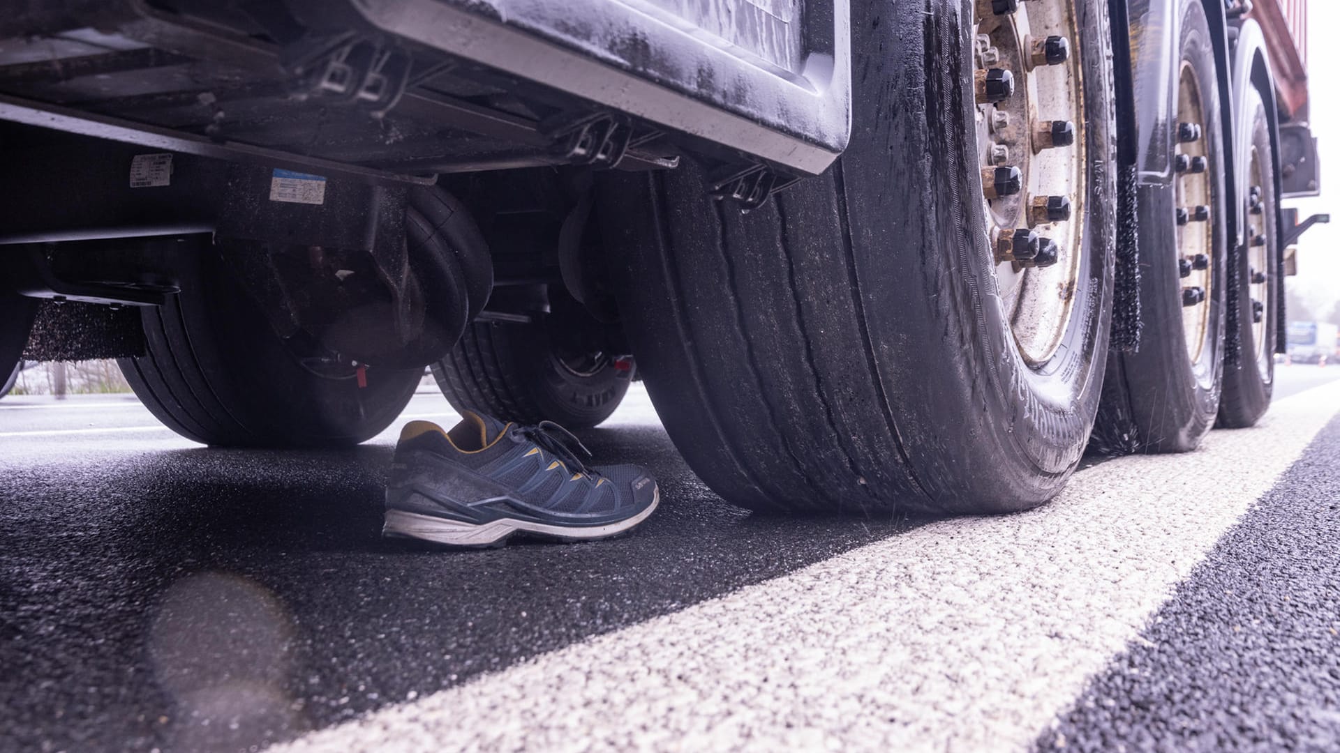 Mann überquert Autobahn und wird von Lastwagen erfasst Mann überquert Autobahn und wird von Lastwagen erfasst