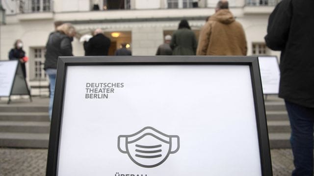 Besucher stehen vor dem Deutschen Theater. Besucher stehen vor dem Deutschen Theater.