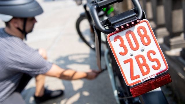 Kfz-Haftpflichtversicherung und Helm sind Pflicht: Wer ein bis 45 km/h schnelles Pedelec fahren will braucht dazu auch noch einen Führerschein der Klasse AM.