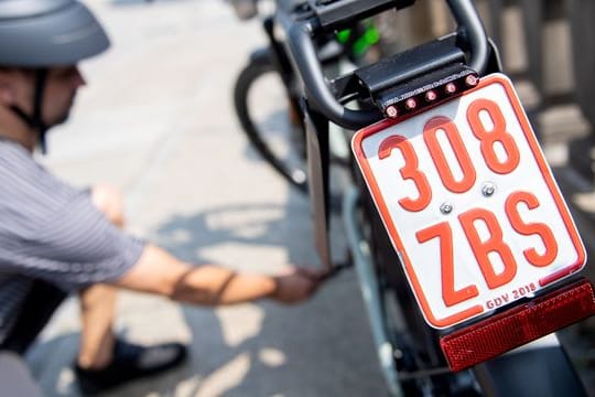 Kfz-Haftpflichtversicherung und Helm sind Pflicht: Wer ein bis 45 km/h schnelles Pedelec fahren will braucht dazu auch noch einen Führerschein der Klasse AM.