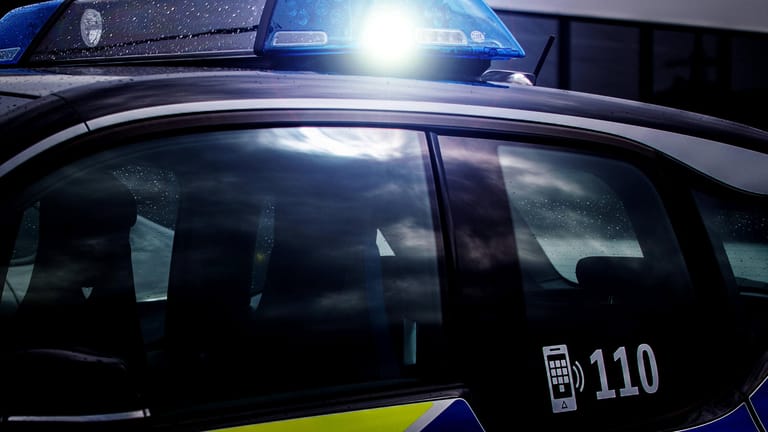 Einsatzfahrzeug der Polizei mit Blaulicht (Symbolbild): In Niedersachsen hat die Polizei zwölf Objekte bei einer Razzia durchsucht.