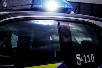 Einsatzfahrzeug der Polizei mit Blaulicht (Symbolbild): In Niedersachsen hat die Polizei zwölf Objekte bei einer Razzia durchsucht.