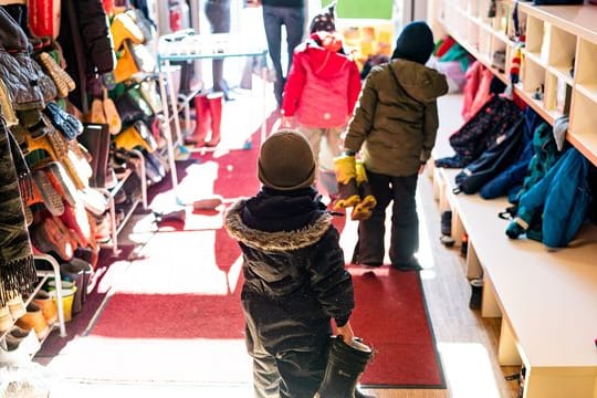 Übernimmt Ihr Arbeitgeber die Kita-Gebühren? Dann dürfen Sie die Aufwendungen nicht als Sonderausgaben in der Steuererklärung angeben. Übernimmt Ihr Arbeitgeber die Kita-Gebühren? Dann dürfen Sie die Aufwendungen nicht als Sonderausgaben in der Steuererklärung angeben.