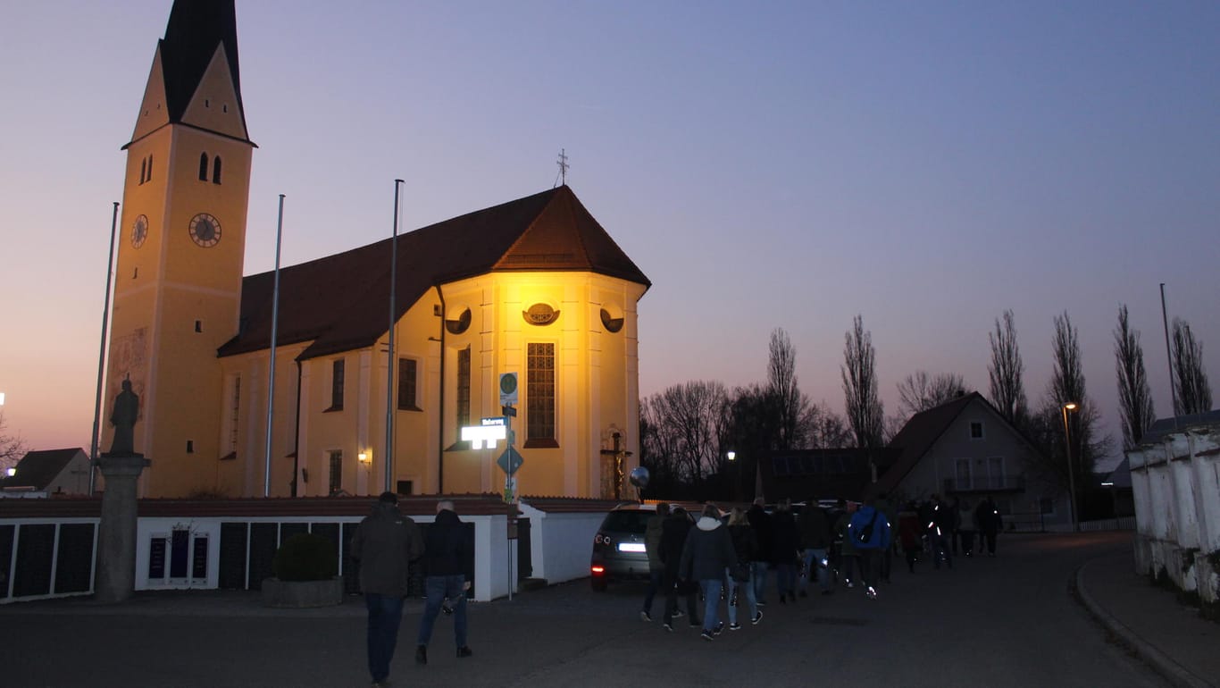 Die Kirche in Waidhofen. Hier beginnen und enden die Wanderungen für Krimi-Fans aus dem Ort nach Hinterkaifeck.