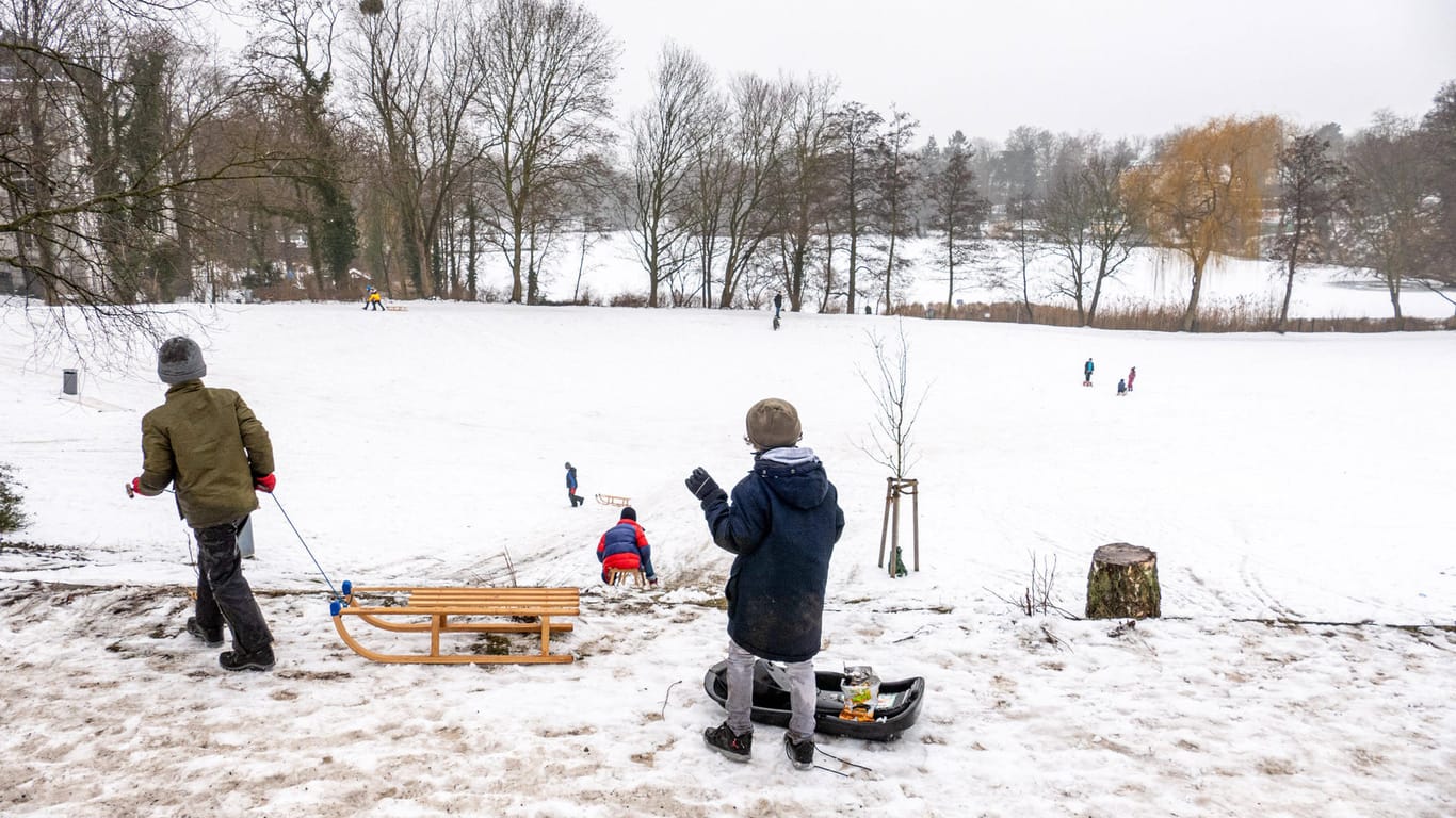 Kinder fahren Schlitten im Schnee (Symbolbild): Am kommenden Wochenende gibt es in Sachsen bis zu zehn Zentimeter Neuschnee.