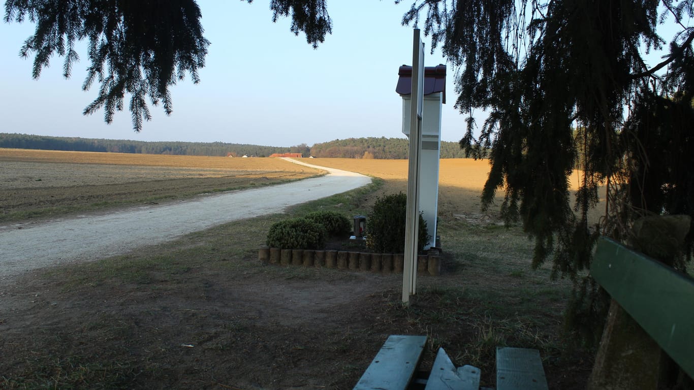 Die Andachtsstätte Hinterkaifeck bei Schrobenhausen. Von Kreuz und Fichte aus erkennt man am Horizont das Dorf Gröbern.