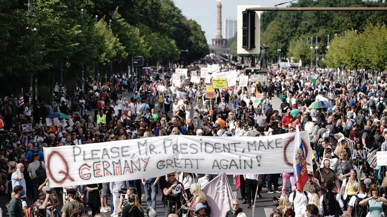 Q-Bitte: Bei der großen Querdenken-Demo am 29. August war die Aufforderung an Trump zu sehen: "Make Germany Great Again!". Als es hieß, er sei in der Stadt, setzte der Sturm auf den Reichstragstreppen ein.