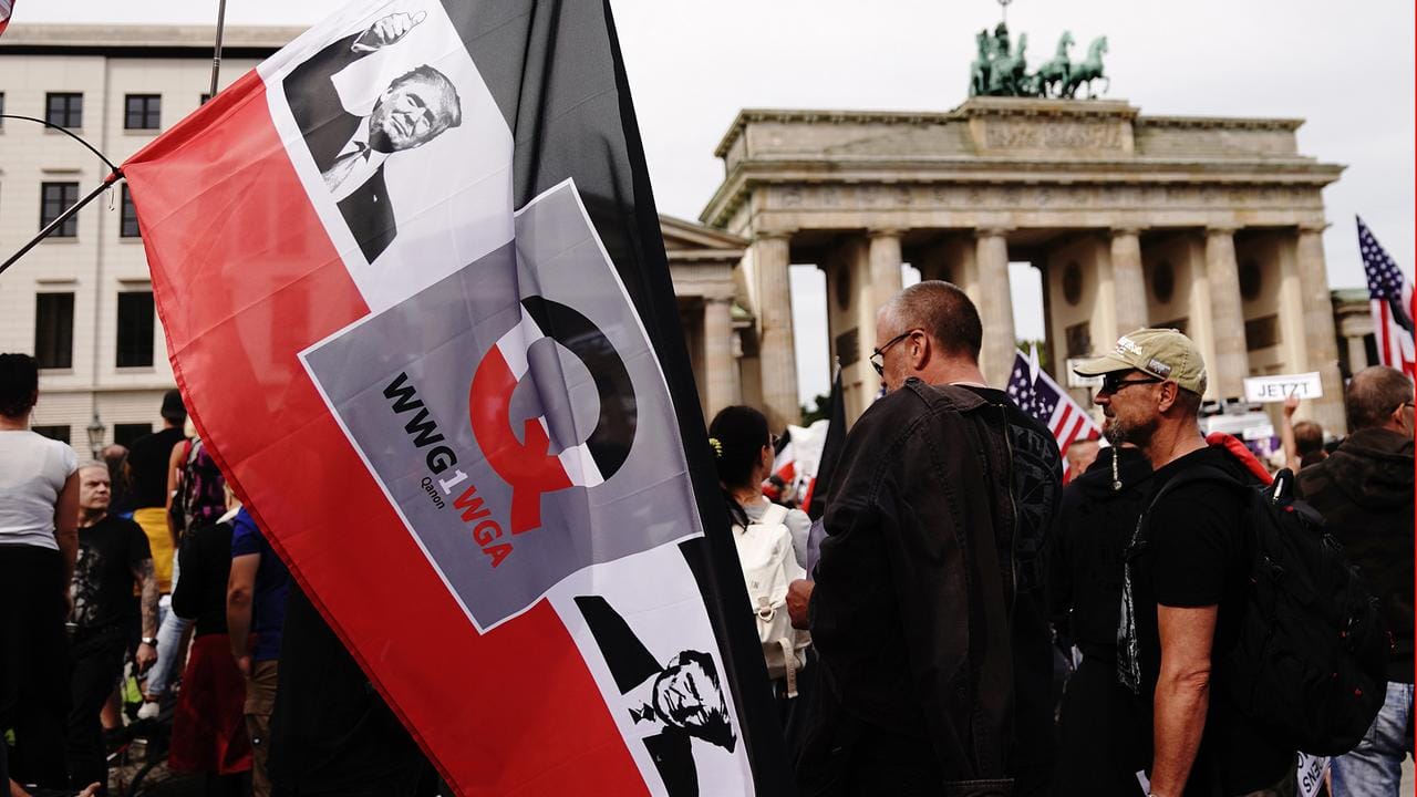 Reichsbürger und QAnon: In der Szene verschmelzen viel Verschwörungserzählungen. Jeder achte Deutsche kann sich mit den wichtigsten Thesen anfreunden.