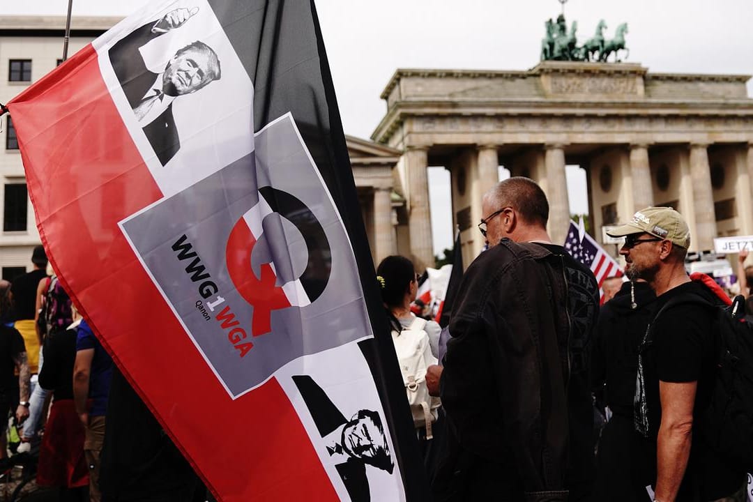 Reichsbürger und QAnon: In der Szene verschmelzen viel Verschwörungserzählungen. Jeder achte Deutsche kann sich mit den wichtigsten Thesen anfreunden.