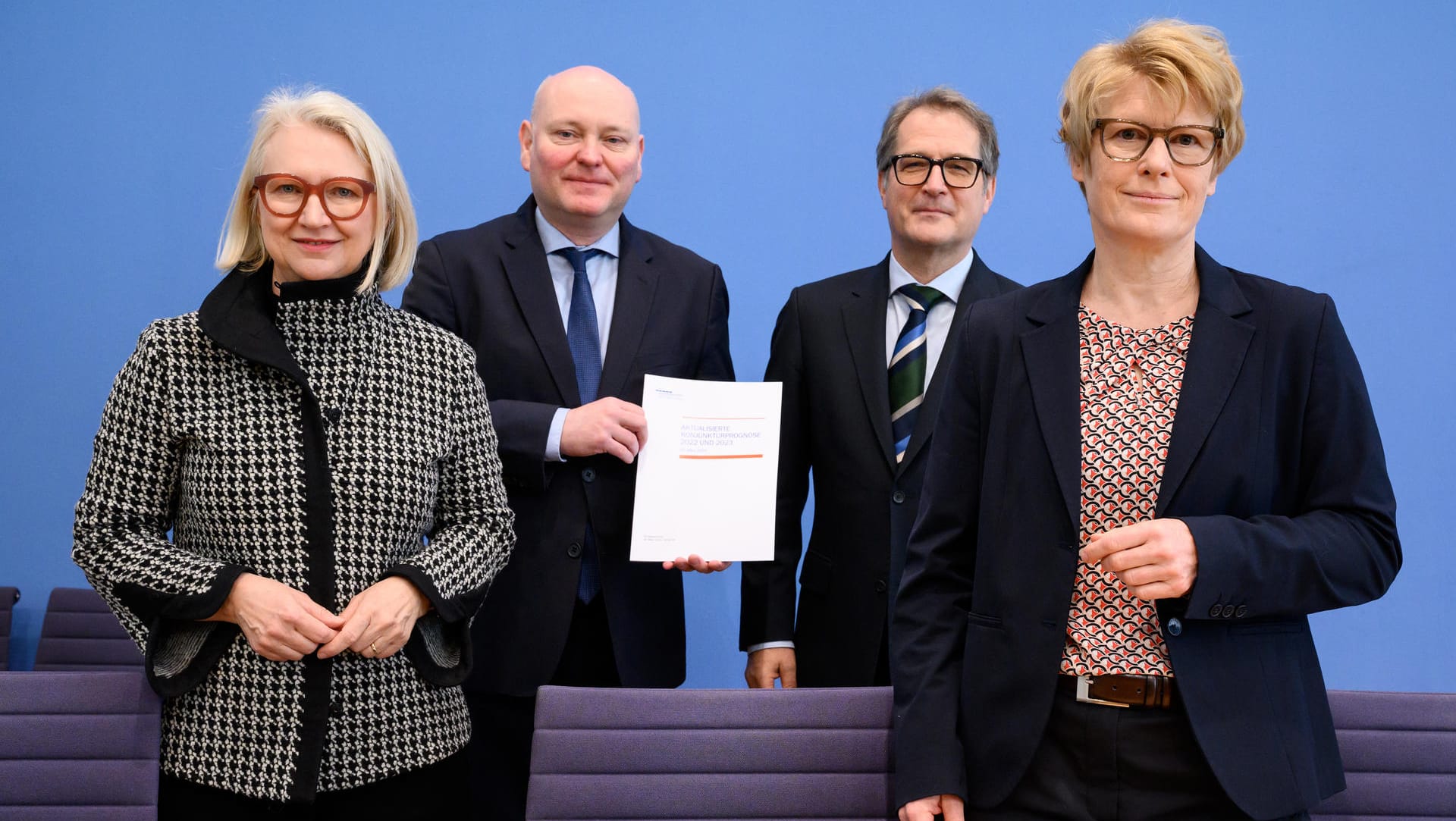 Die Mitglieder des Sachverständigenrates zur Begutachtung der gesamtwirtschaftlichen Entwicklung: Monika Schnitzer, Achim Truger, Volker Wieland und Veronika Grimm (v.l.n.r.)