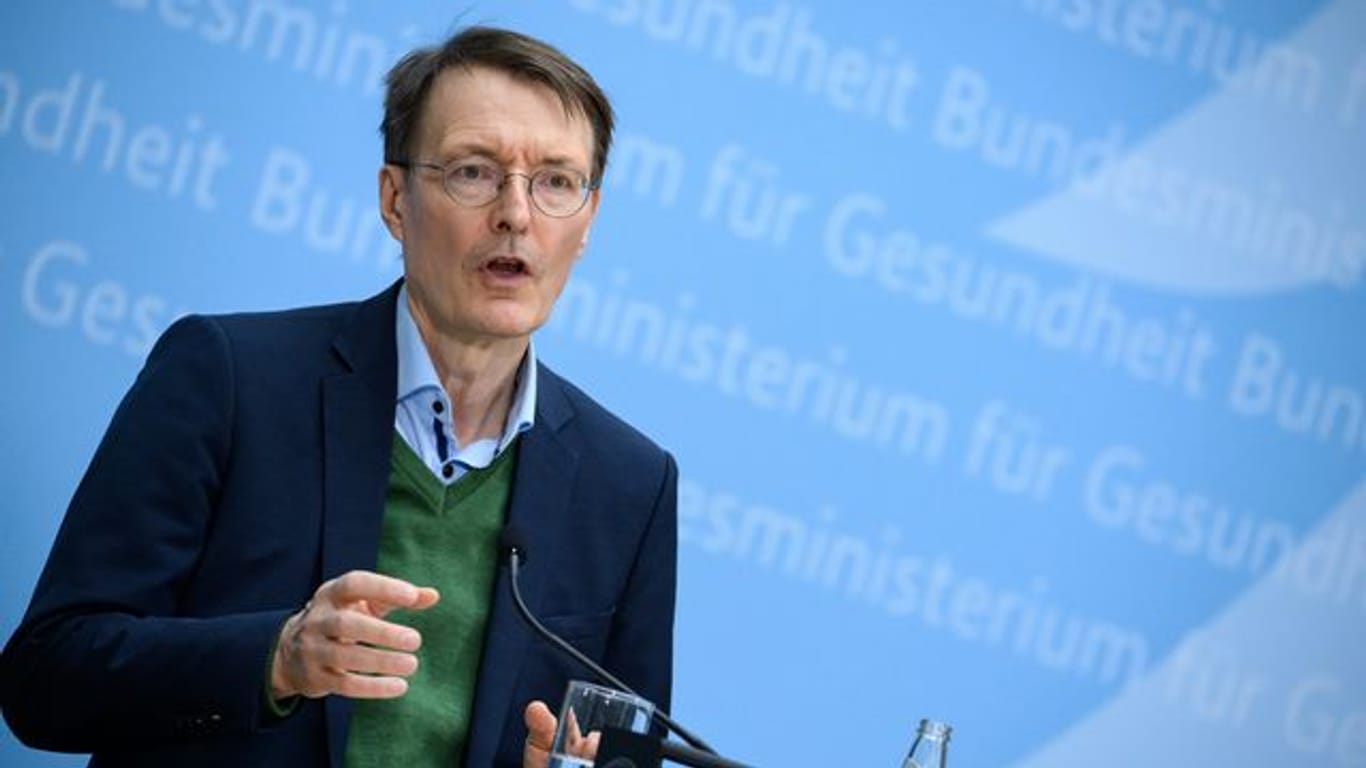 Bundesgesundheitsminister Karl Lauterbach hat Vorschläge seines Ministeriums und des Robert Koch-Instituts zu erneuten Änderungen bei den Quarantäne- und Isolationsregeln angekündigt.