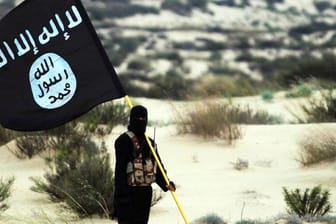 IS-Fahne: Die Bundesregierung hat mehrere Anhängerinnen der Terrormiliz IS nach Deutschland zurückgeholt. (Symbolfoto)