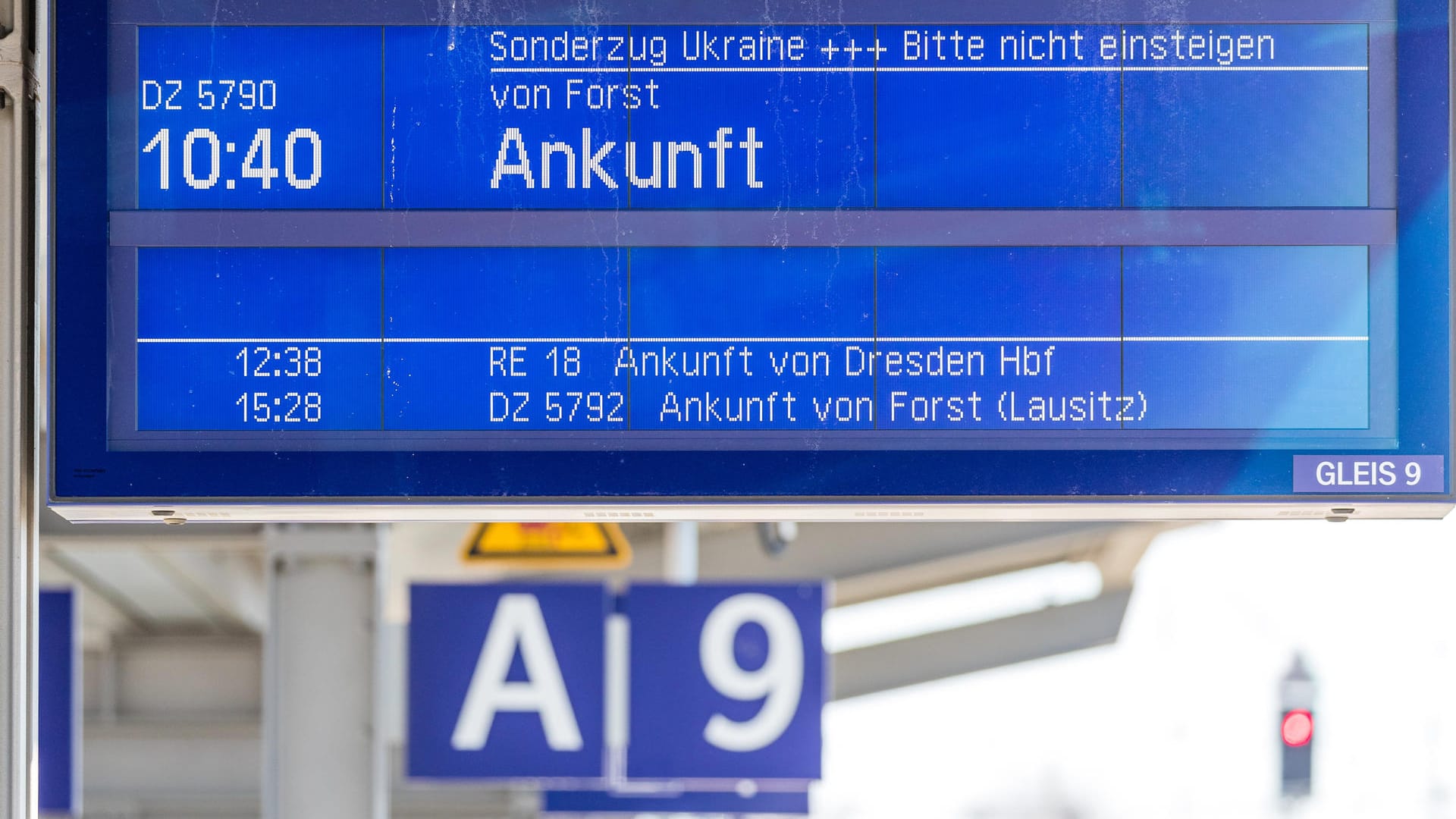 "Sonderzug Ukraine Ankunft 10.40" steht auf einem Schild am Bahnsteig (Archivbild): Es fahren immer weniger Menschen aus der Ukraine mit den Sonderzügen.