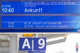 "Sonderzug Ukraine Ankunft 10.40" steht auf einem Schild am Bahnsteig (Archivbild): Es fahren immer weniger Menschen aus der Ukraine mit den Sonderzügen.