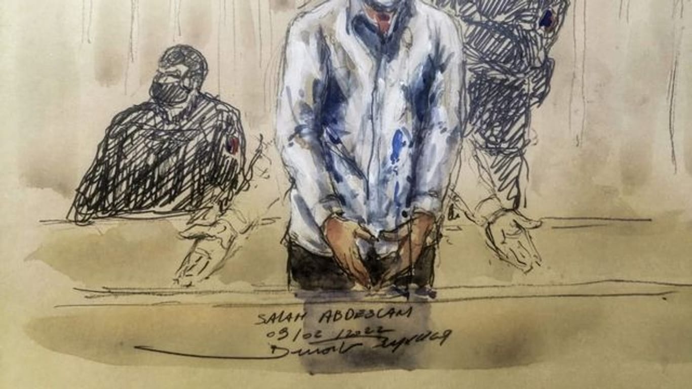 Gerichtszeichnung des Hauptangeklagten Salah Abdeslam (M) während einer Sitzung des Pariser Sondergerichts.