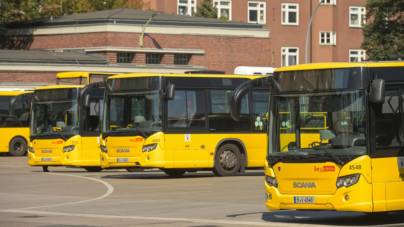 Mehrere Busse auf dem BVG-Omnibusbetriebshof Müllerstraße (Archivbild): Hier sollen die Probefahrten am Sonntag stattfinden.