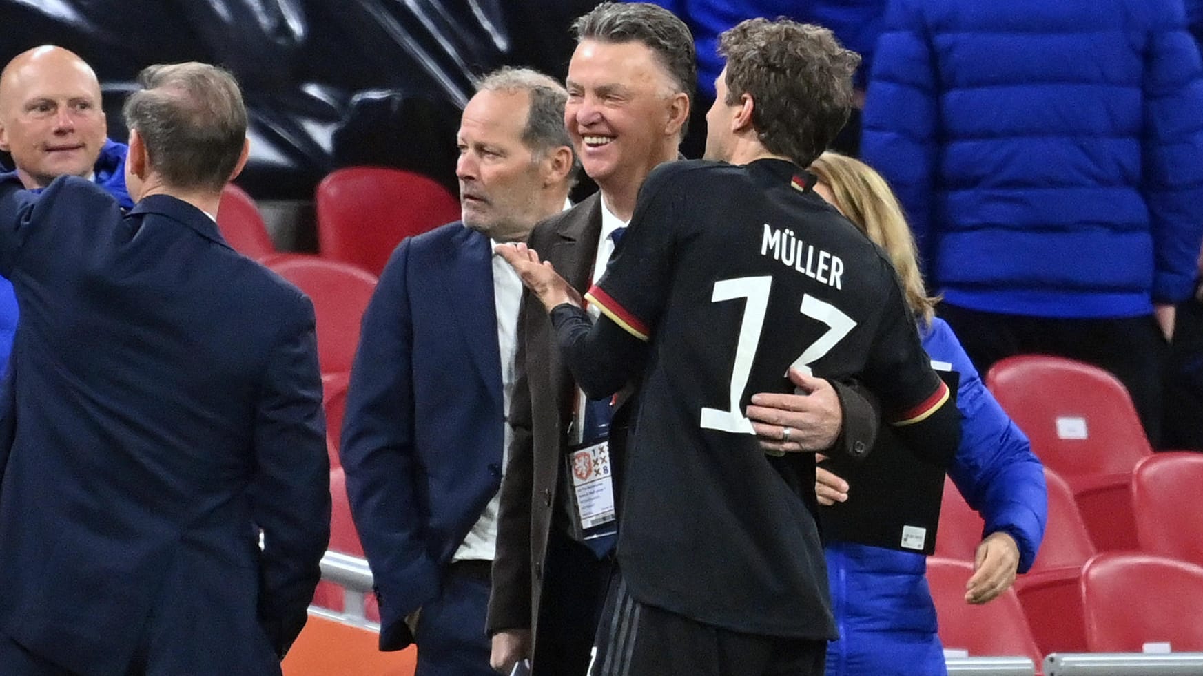 Van Gaal und Müller nach der Partie: Inniges Wiedersehen.