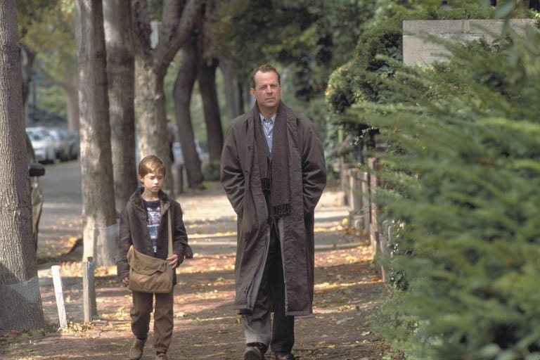 "The Sixth Sense" (1999): Willis spielte die Rolle des Psychologen Malcolm Crowe, der sich um Cole Sear (Haley Joel Osment, l.) kümmerte. Genau, der Junge, der tote Menschen sah.