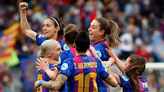 Die Spielerinnen vom FC Barcelona feiern ein Tor: Sie gewinnen im Camp Nou gegen Real Madrid. Die Spielerinnen vom FC Barcelona feiern ein Tor: Sie gewinnen im Camp Nou gegen Real Madrid.